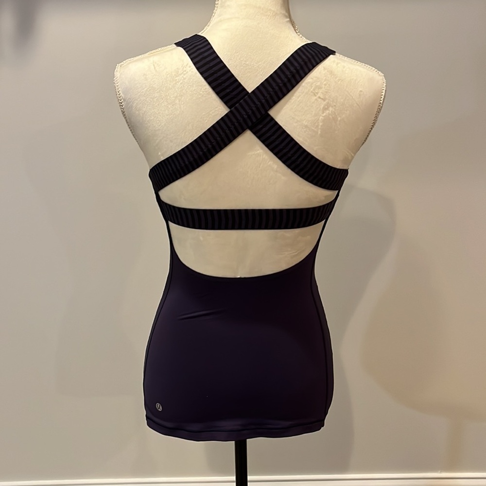 Lululemon top. Size 2 - Picture 2 of 5